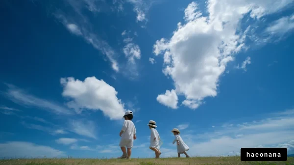 青空の下で遊ぶ子供たち