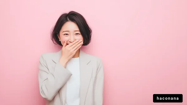 ピンク背景の笑顔の女性