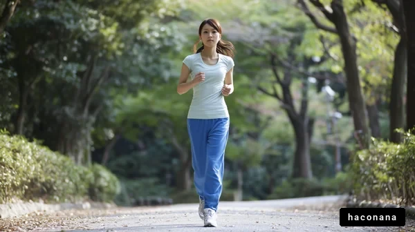 公園でランニングする女性