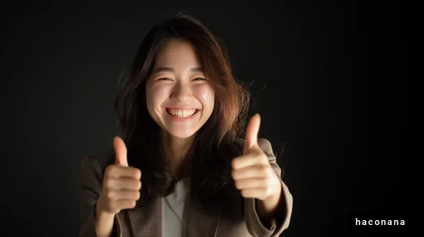 笑顔で親指を立てる女性