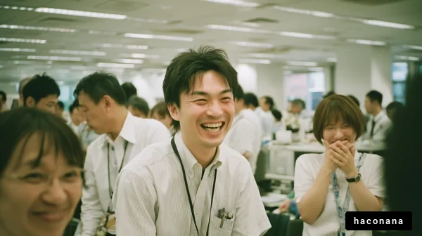 オフィスでの笑顔の瞬間
