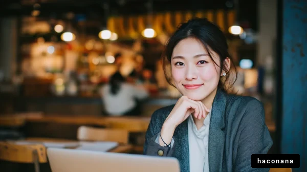 カフェで微笑む女性