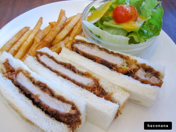 サクサクチキンサンドの盛り付け