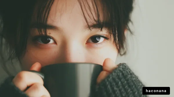 温かい飲み物を楽しむ女性