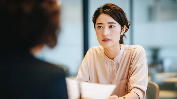 面談中の真剣な表情の女性