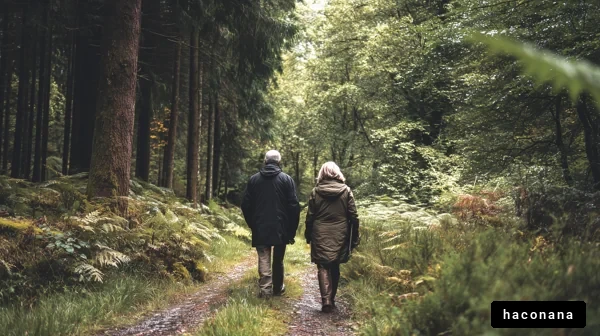 森を散策するカップル