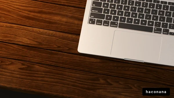 木のテーブルとパソコン