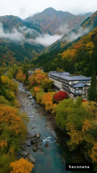 紅葉に彩られた山谷の美