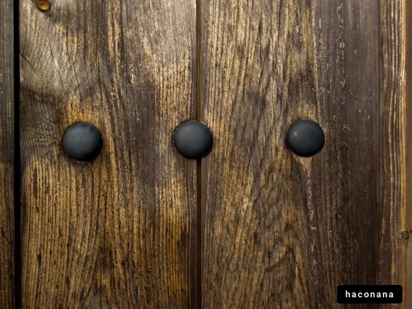 木の扉と黒い取っ手