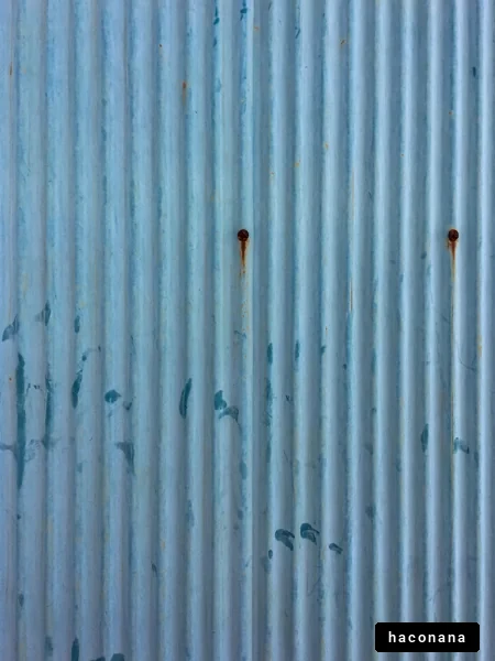 青い波模様の壁