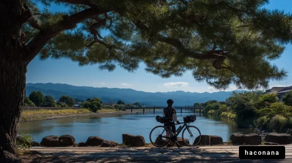 川辺で自転車に乗る人