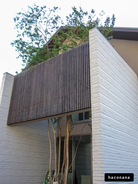 モダンな住宅と緑