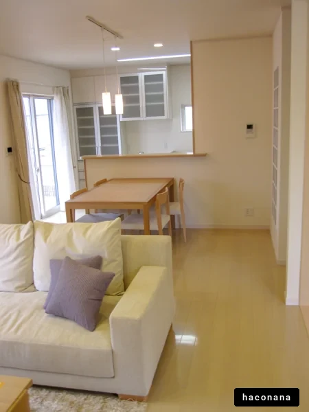 明るいリビングとダイニング