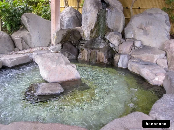 静かな温泉の風景