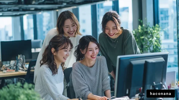 オフィスで笑顔の女性たち