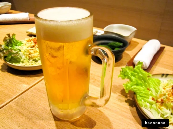 ビールとサラダのテーブル