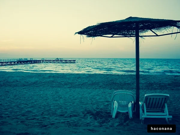 静かなビーチの夕暮れ