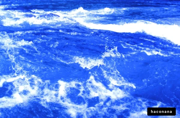 美しい青い海の波