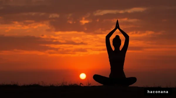 夕日を背にヨガのポーズ