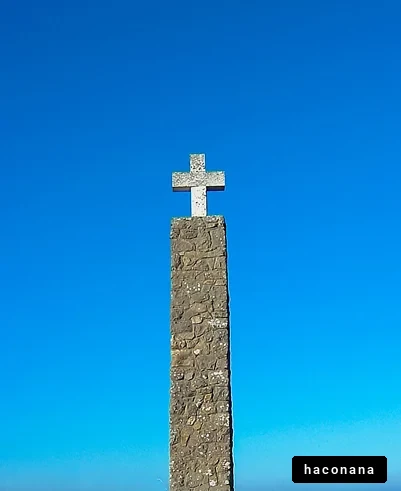 青空の下の十字架