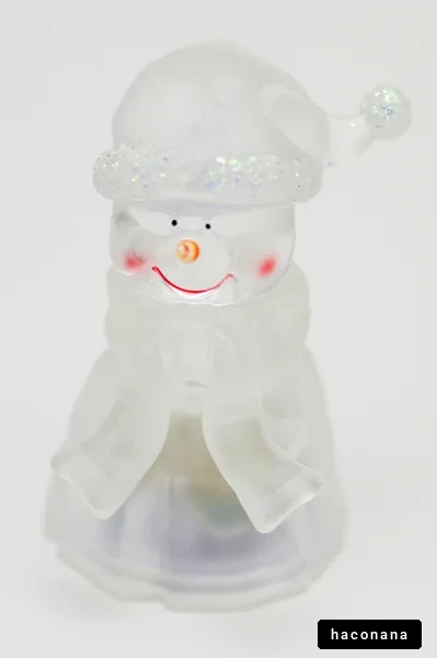 かわいらしい雪だるまの置物