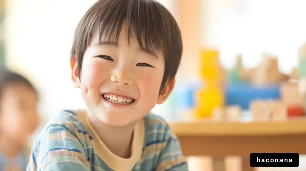 笑顔の幼い男の子