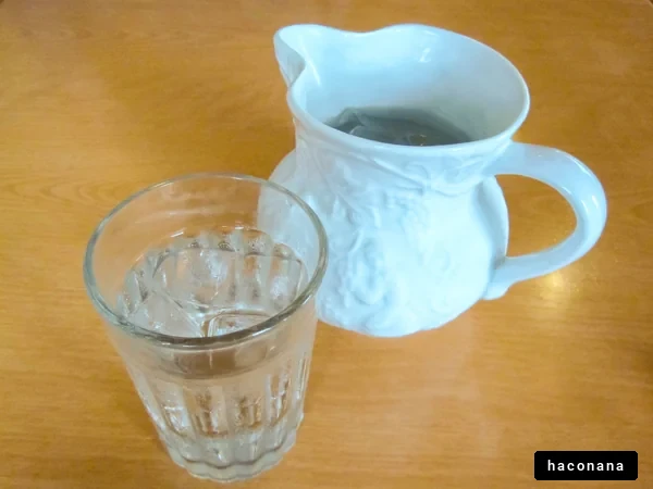 水差しとグラスの写真