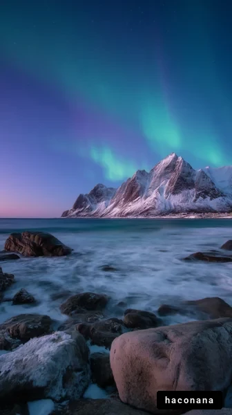 雪山とオーロラの美しい風景