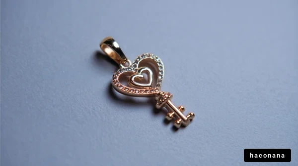 ハート型の鍵のペンダント