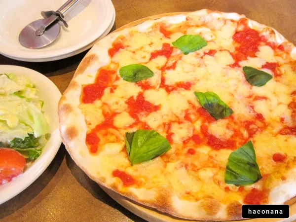 サラダとピザの食事