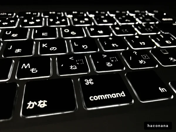 薄暗いキーボードの光