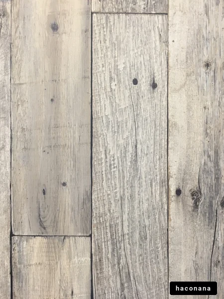 木の素材感のある床板