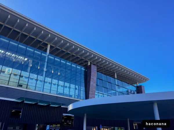 モダンな駅ビルの外観