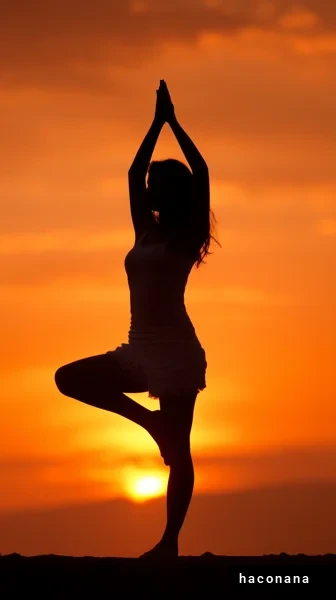 夕日の中でヨガをする女性