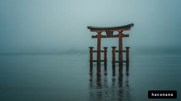 霧の中の鳥居と静寂