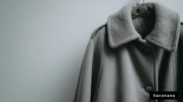 グレーのコートのアップ