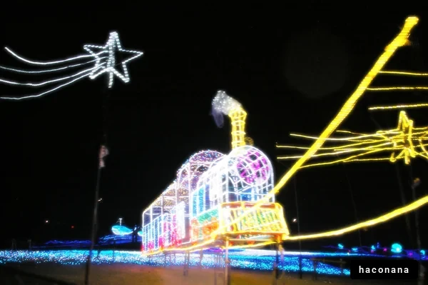 光に輝く列車のイルミネーション