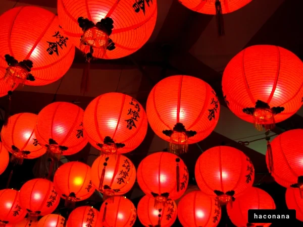 赤い提灯の光