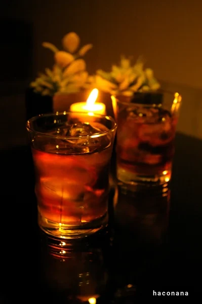 キャンドルとカクテルの夕暮れ