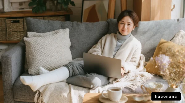 家の中でくつろぐ女性