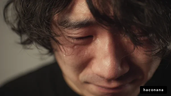 感情的な表情を持つ人物