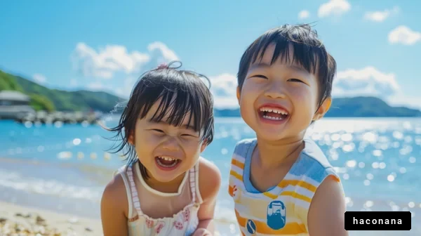 海辺で遊ぶ子どもたち