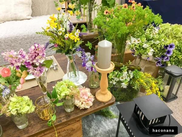 華やかな花々のディスプレイ