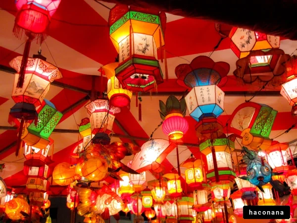 華やかな提灯の光景