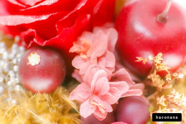 赤とピンクの華やかな花材