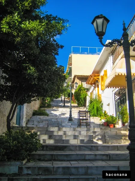 青空の階段と街灯