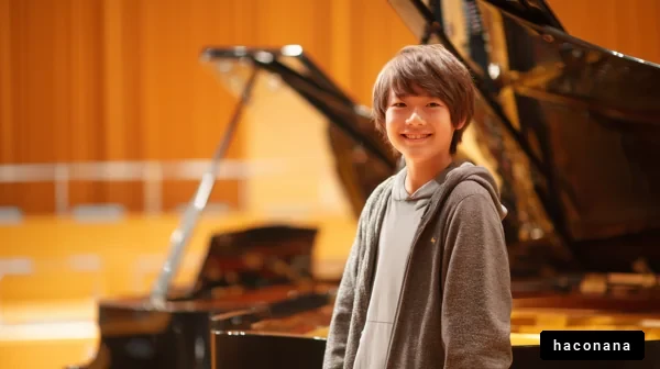 ピアノの前で笑う少年