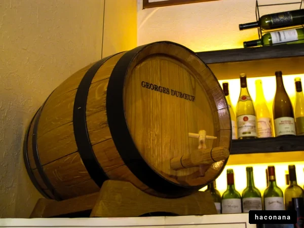 ワイン樽とボトルの風景