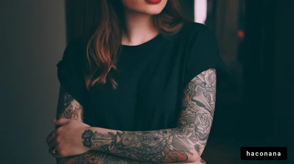 タトゥーアートの女性