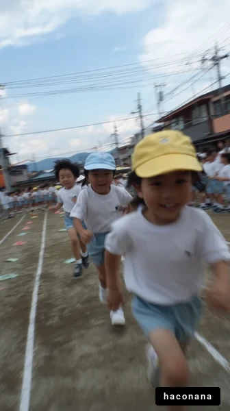 子供たちが走る運動会の風景